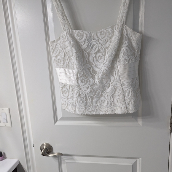 Three piece lace suite - Picture 3 of 4